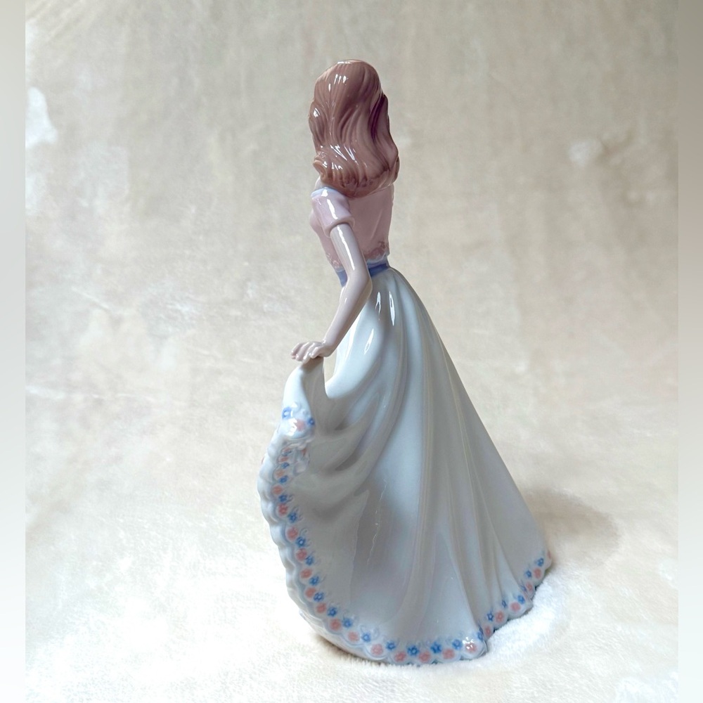 Nadal Porcelain Figurine “ Lady with flowers in Blue and Pink Accents. - Picture 5 of 11
